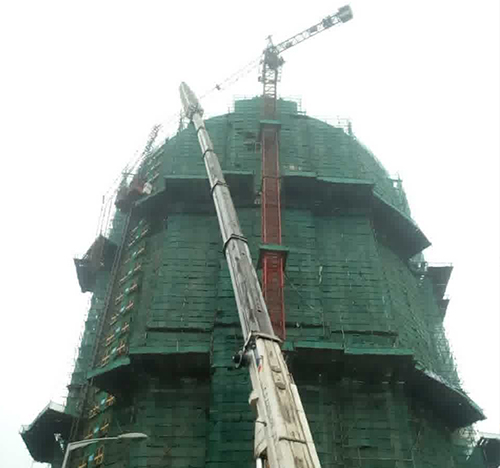江海吊车在工地上作业